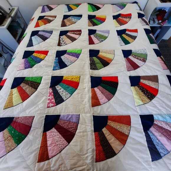 Vintage Grandmothers Fan Quilt Approximately 79x89.5
